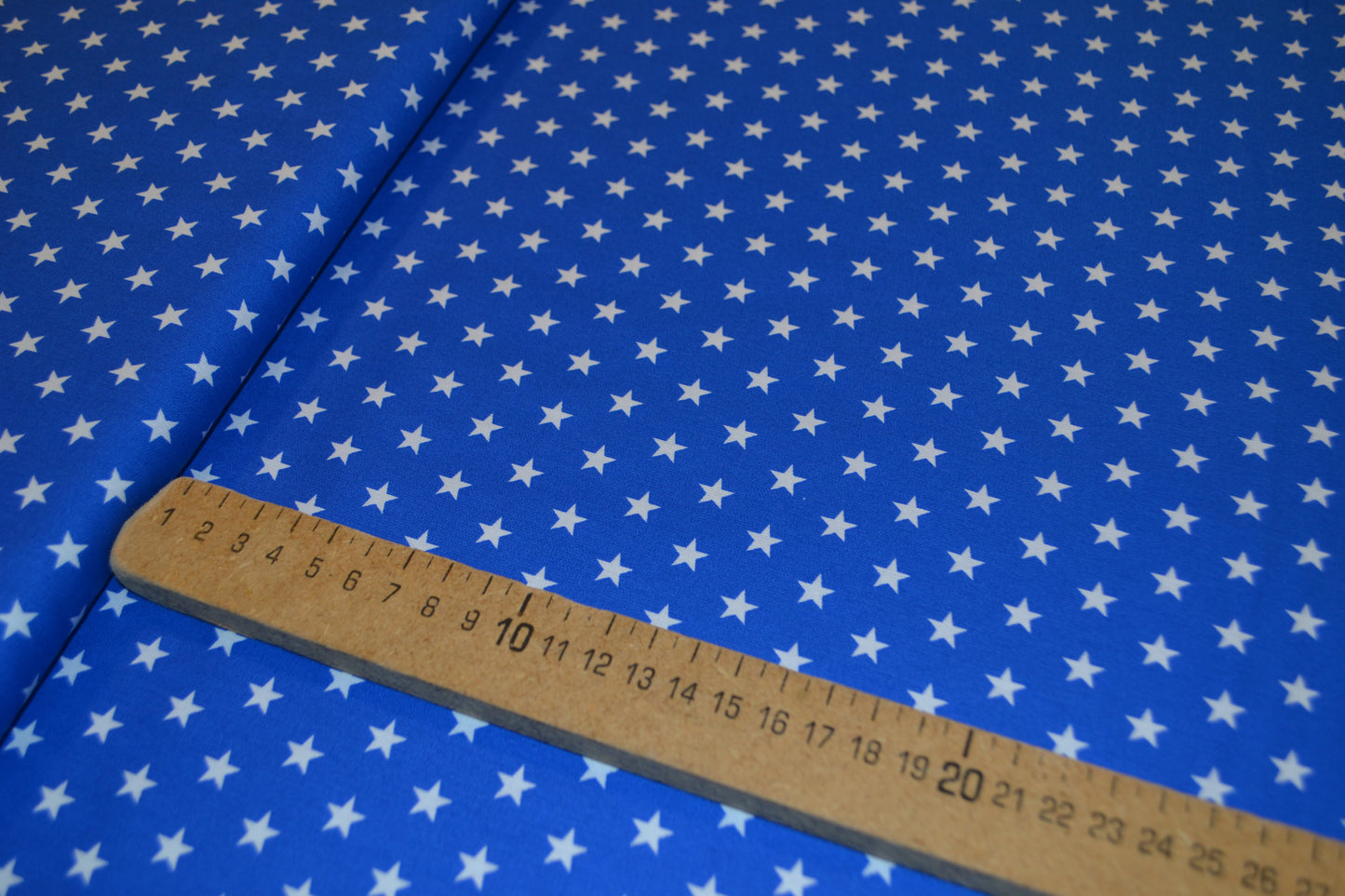 Baumwolle Sterne weiß mittelblau *Breite 145cm*