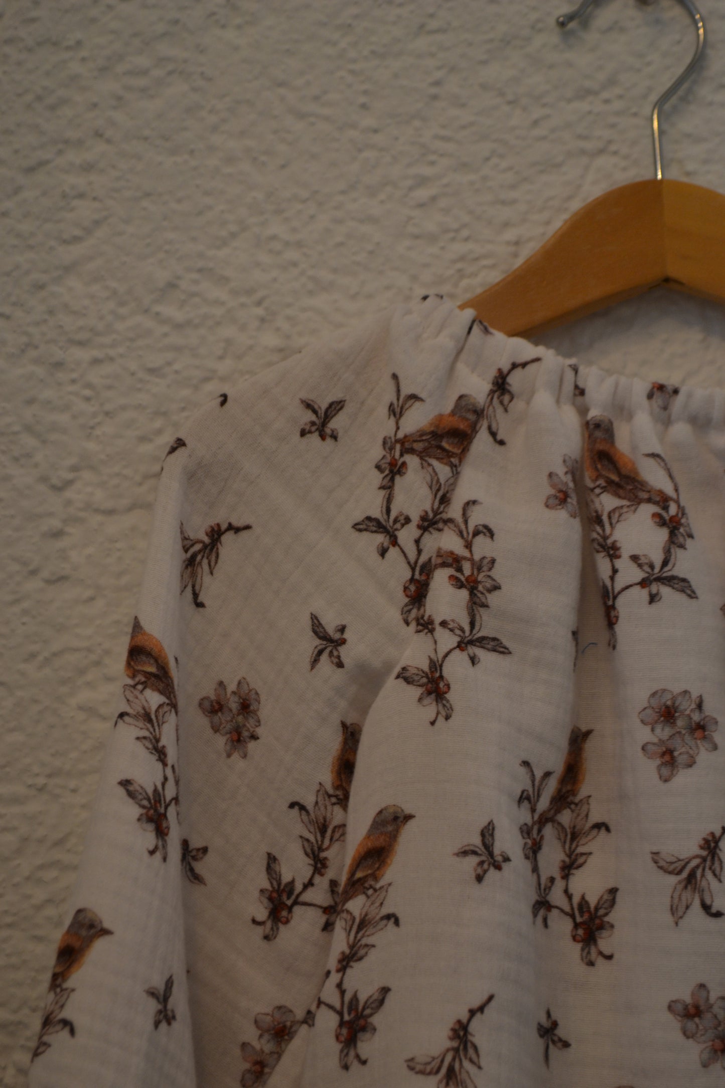Musselinbluse Vögel Blumen Äste weiß Gr. 92