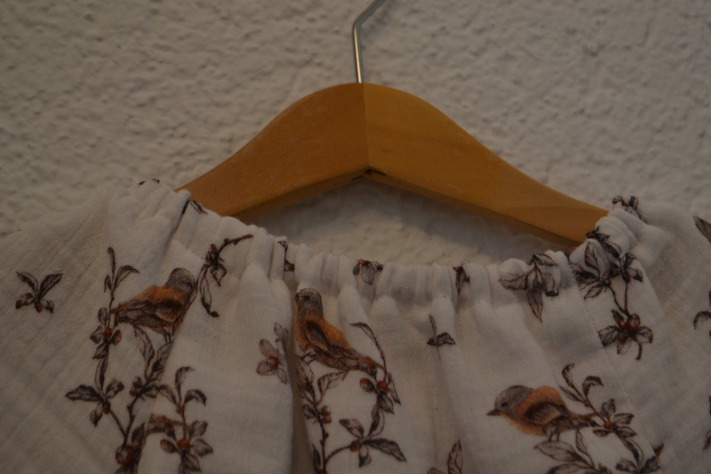 Musselinbluse Vögel Blumen Äste weiß Gr. 92