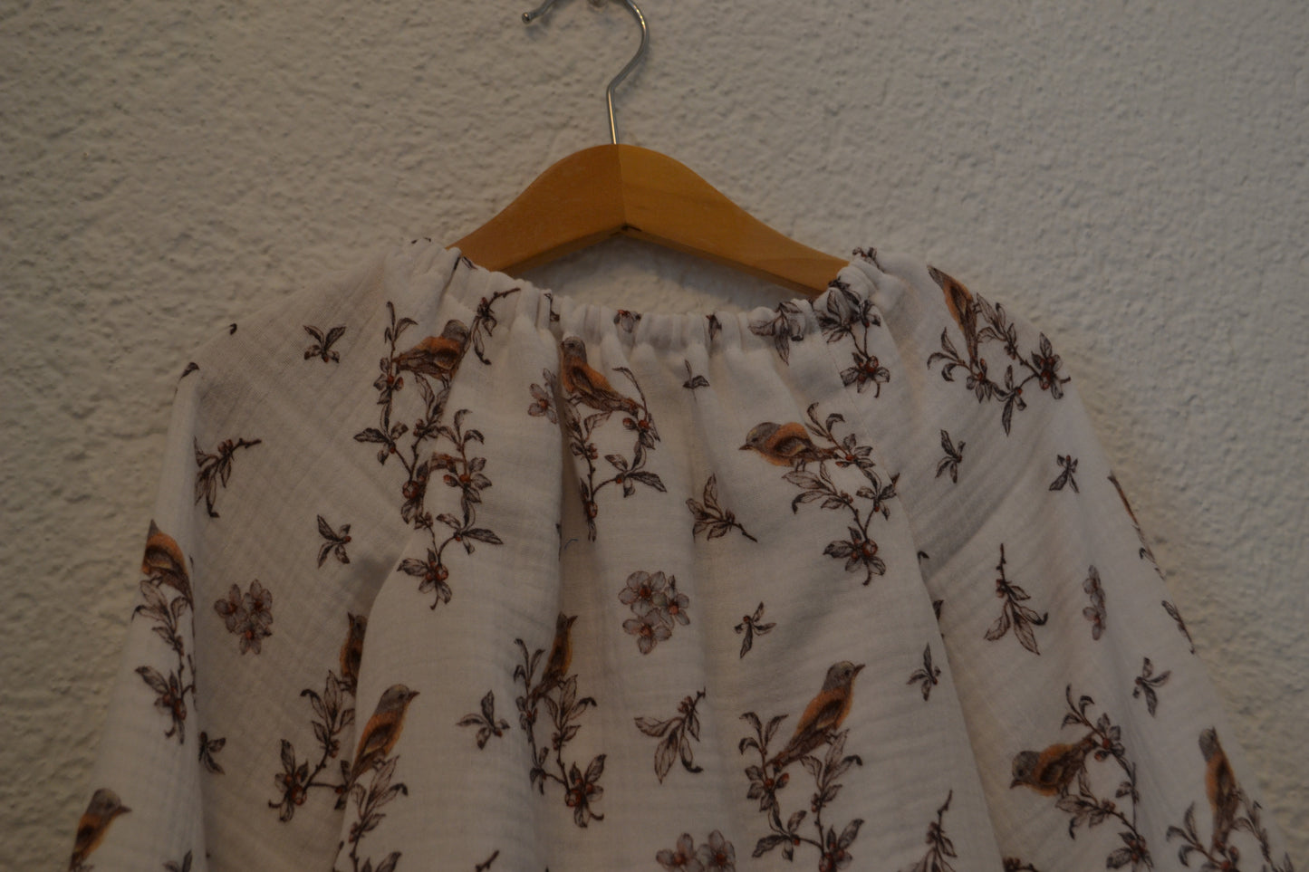 Musselinbluse Vögel Blumen Äste weiß Gr. 92