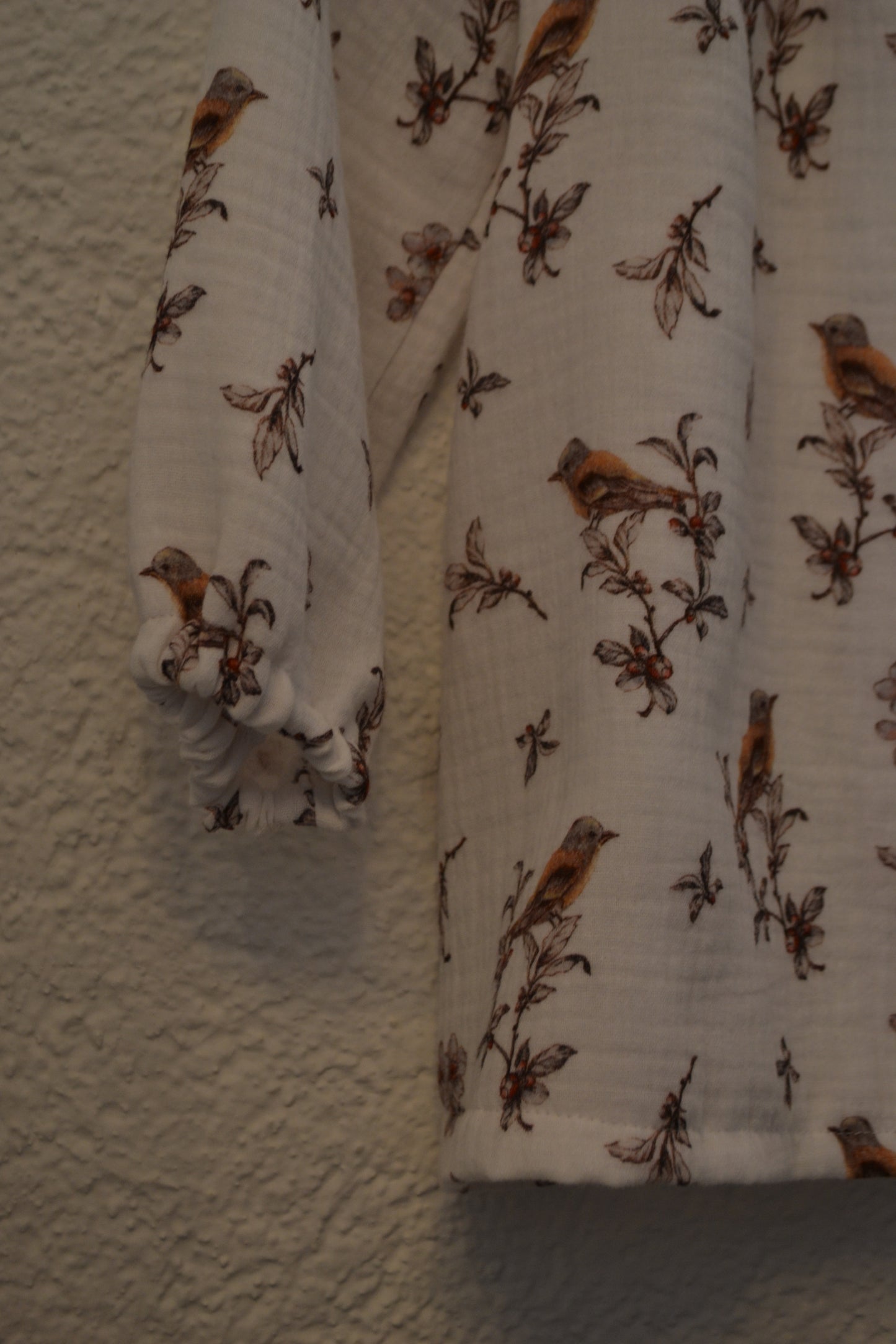 Musselinbluse Vögel Blumen Äste weiß Gr. 92