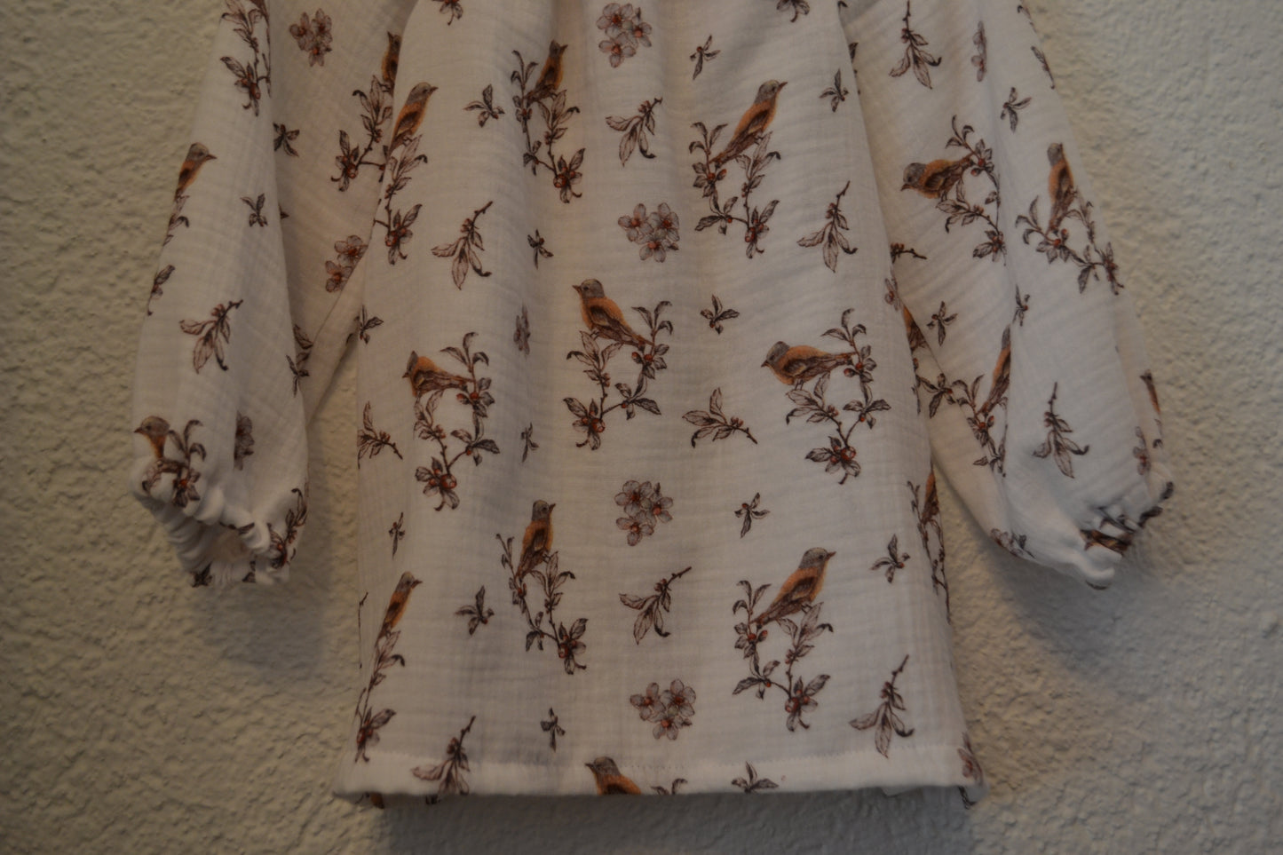 Musselinbluse Vögel Blumen Äste weiß Gr. 92
