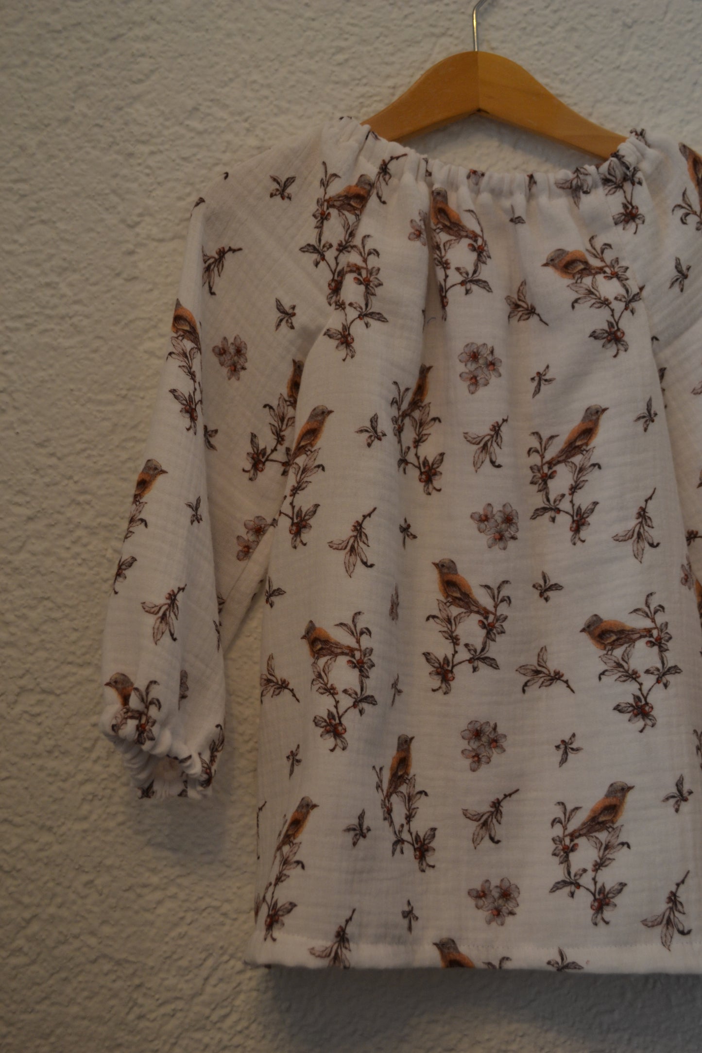 Musselinbluse Vögel Blumen Äste weiß Gr. 92