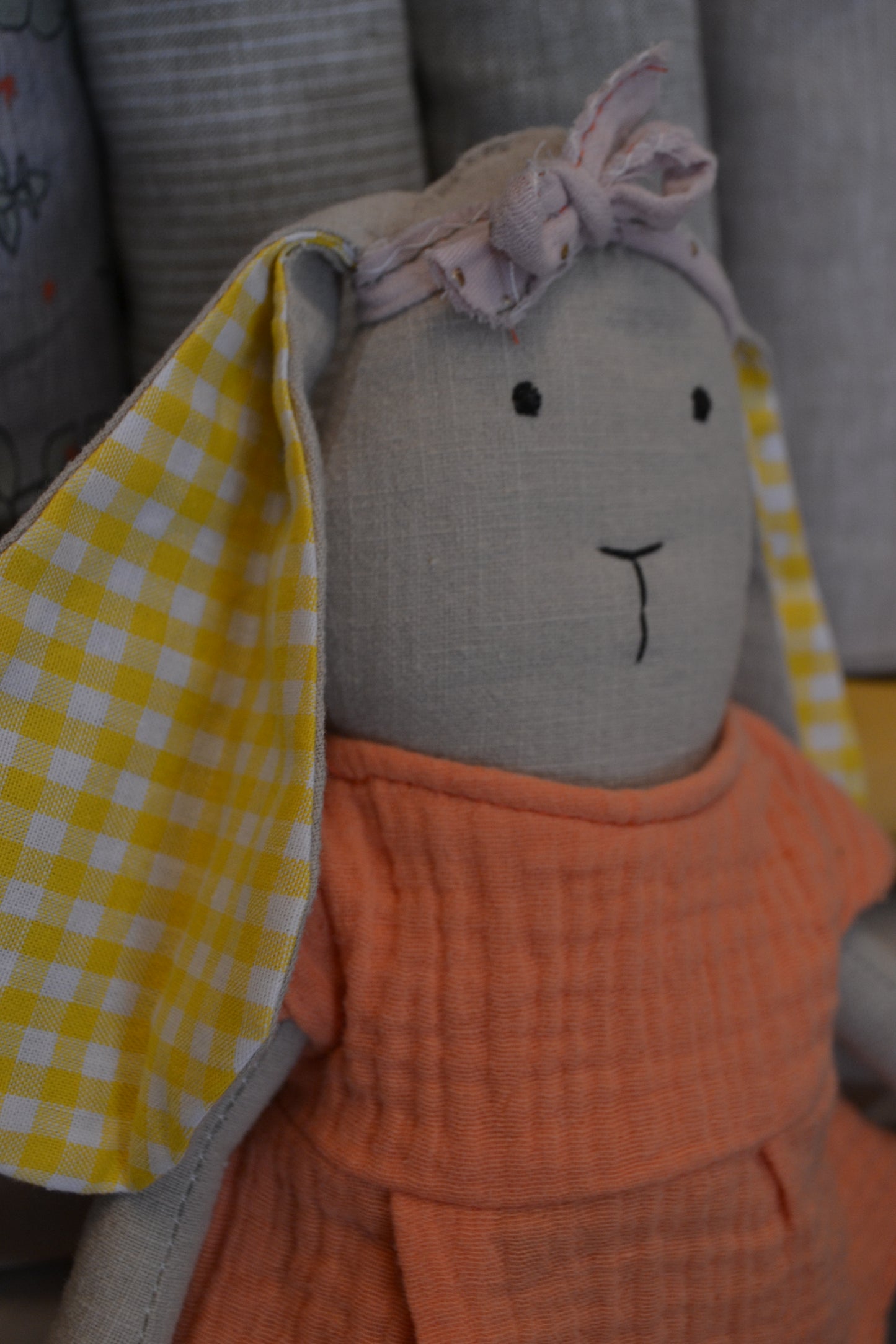 Kuscheltier Hase beige mit Kleid und Haarband