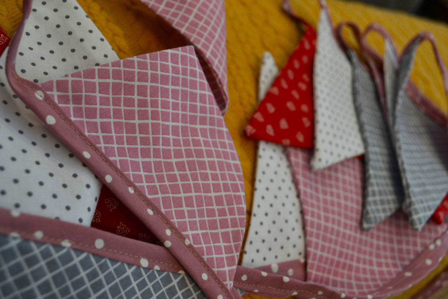 Wimpelkette "Grau Rosa Rot"