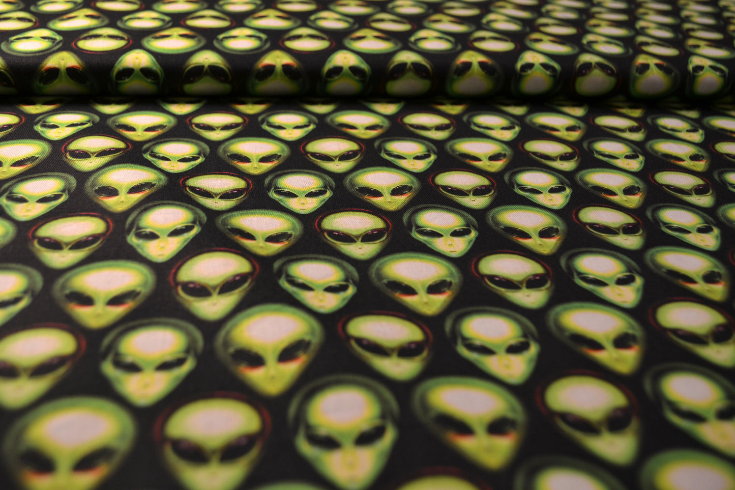 Patchwork Baumwolle "Alien" grün schwarz *Breite 110 cm*