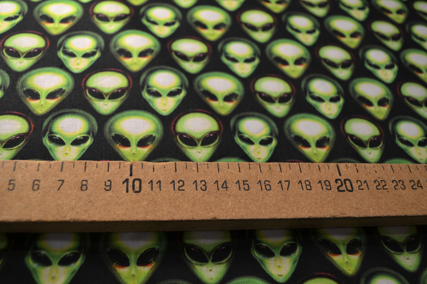 Patchwork Baumwolle "Alien" grün schwarz *Breite 110 cm*