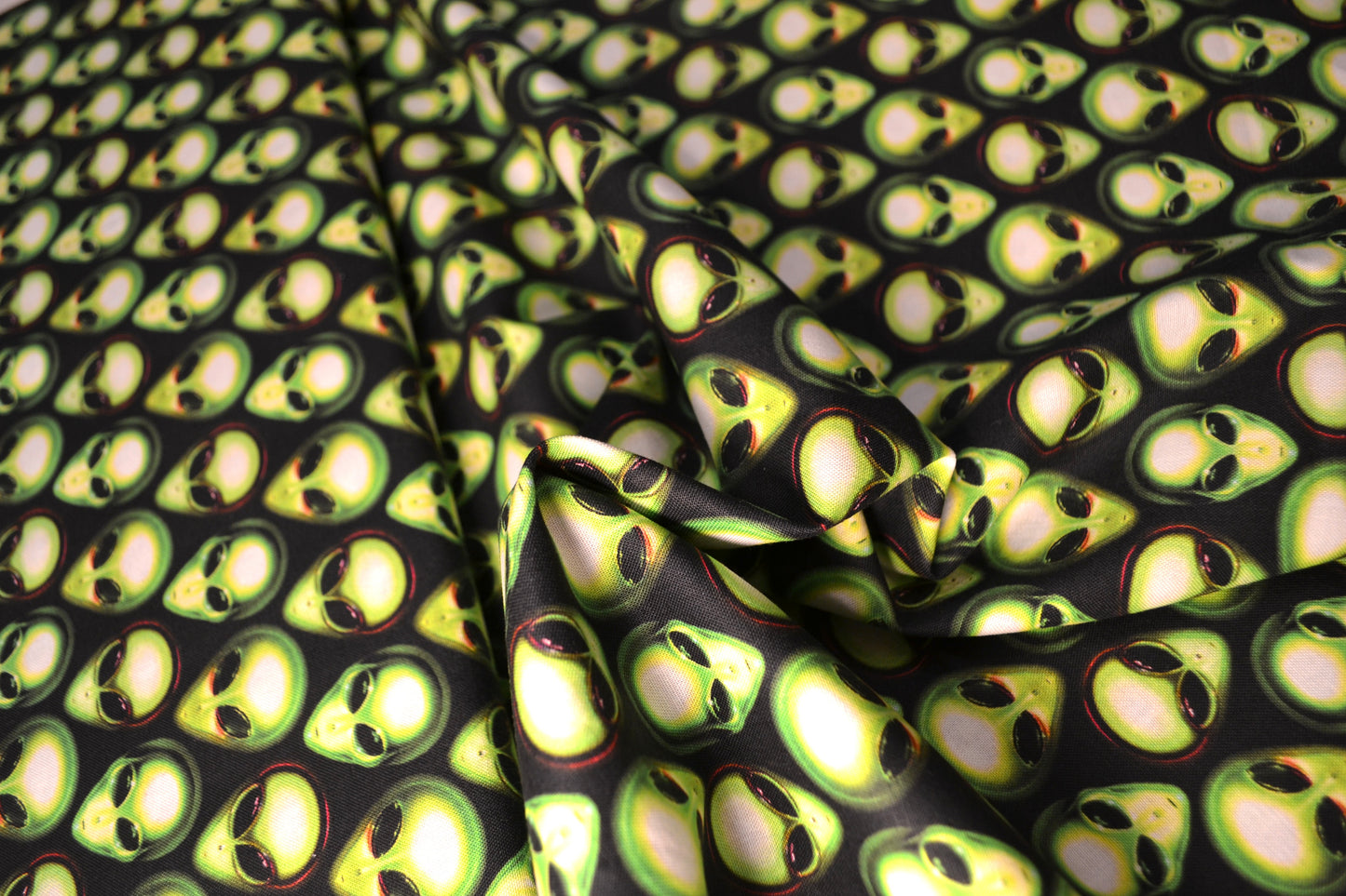 Patchwork Baumwolle "Alien" grün schwarz *Breite 110 cm*