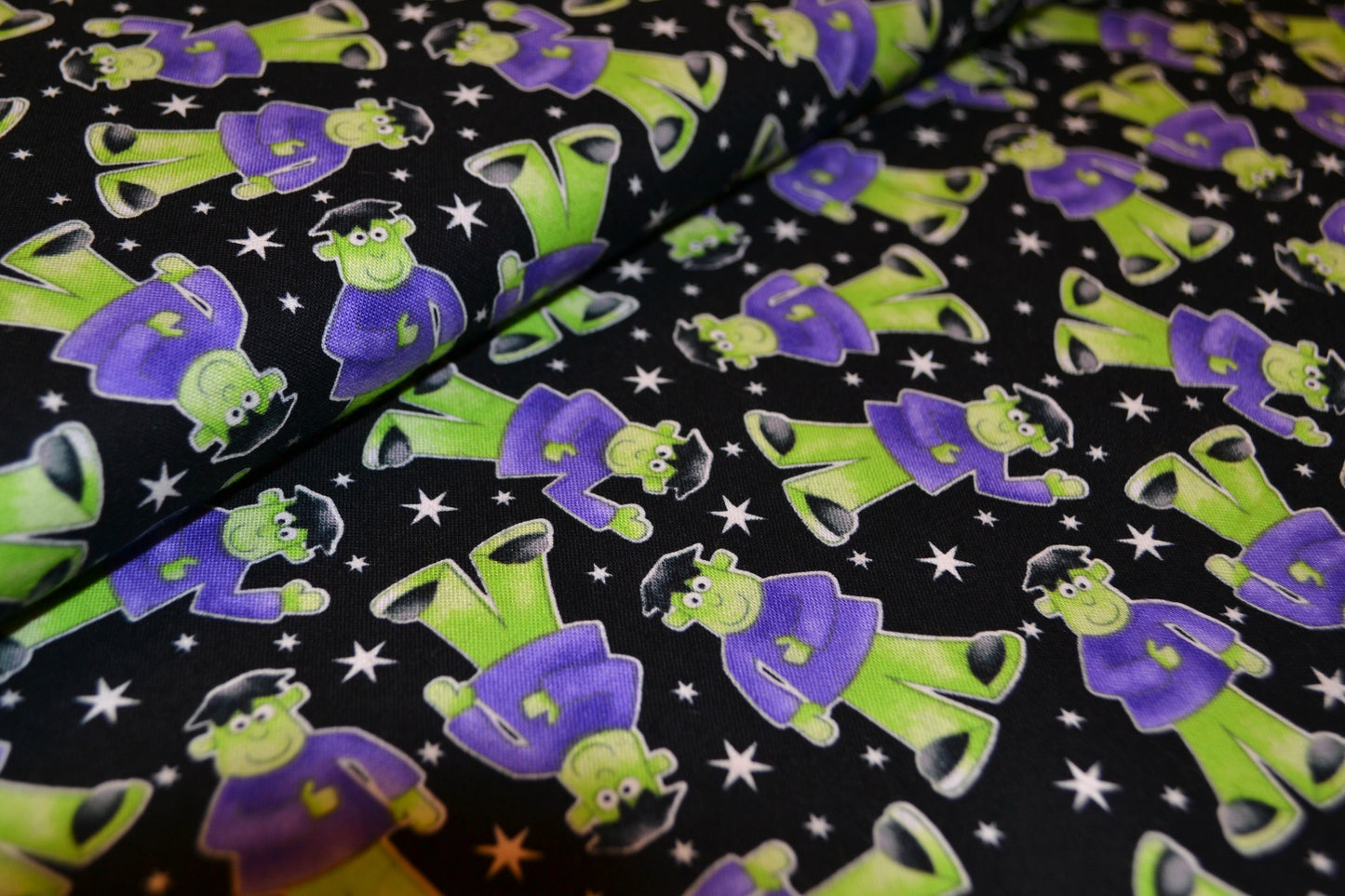 Patchwork Baumwolle "Glow in the dark" lila grün schwarz *Breite 110 cm*