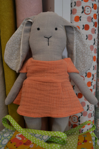 Kuscheltier Hase beige mit Kleid