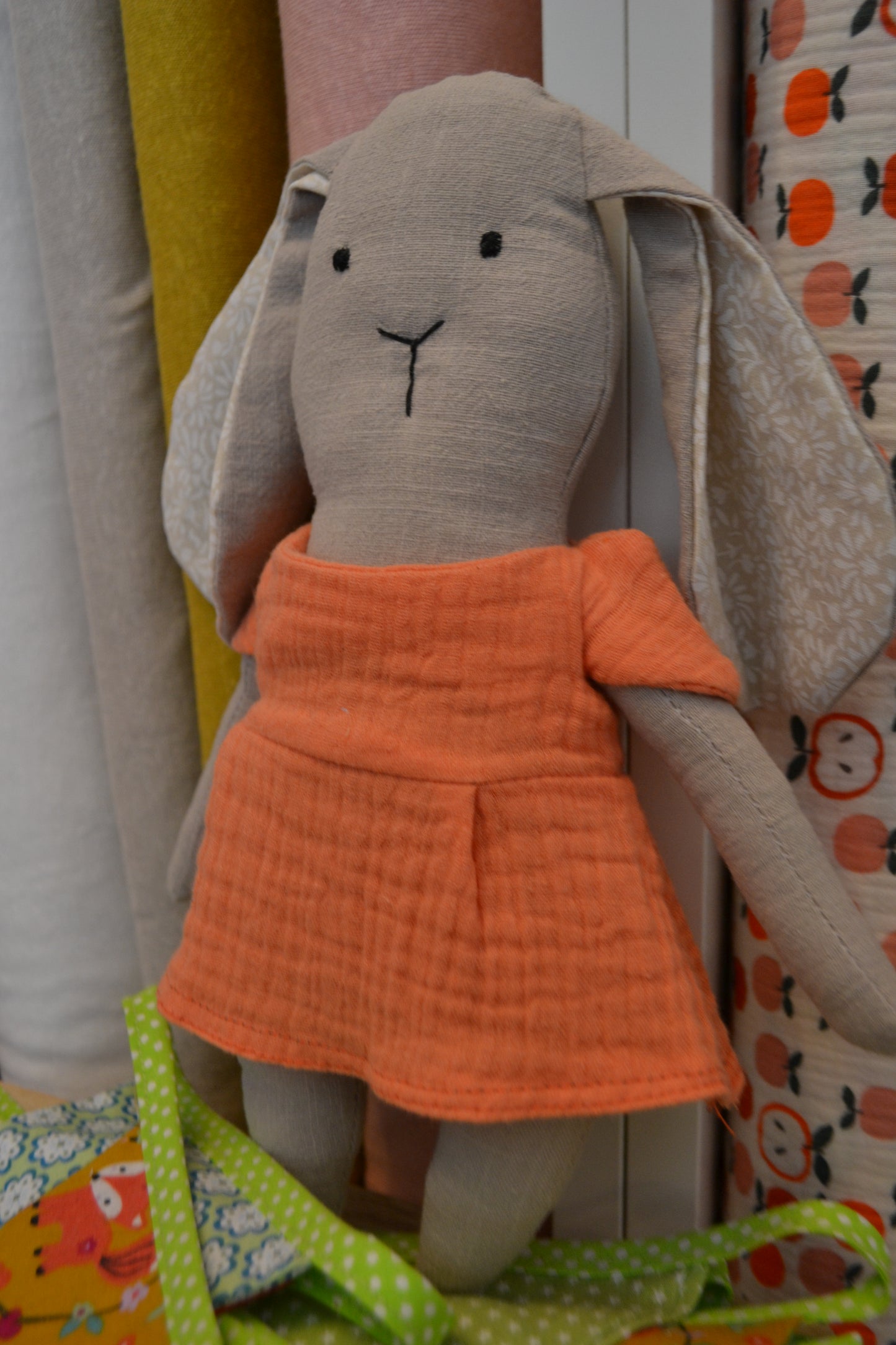 Kuscheltier Hase beige mit Kleid